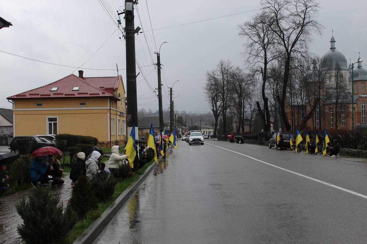 Делятинська громада "на щиті" зустріла полеглого воїна Андрія Луцика 2