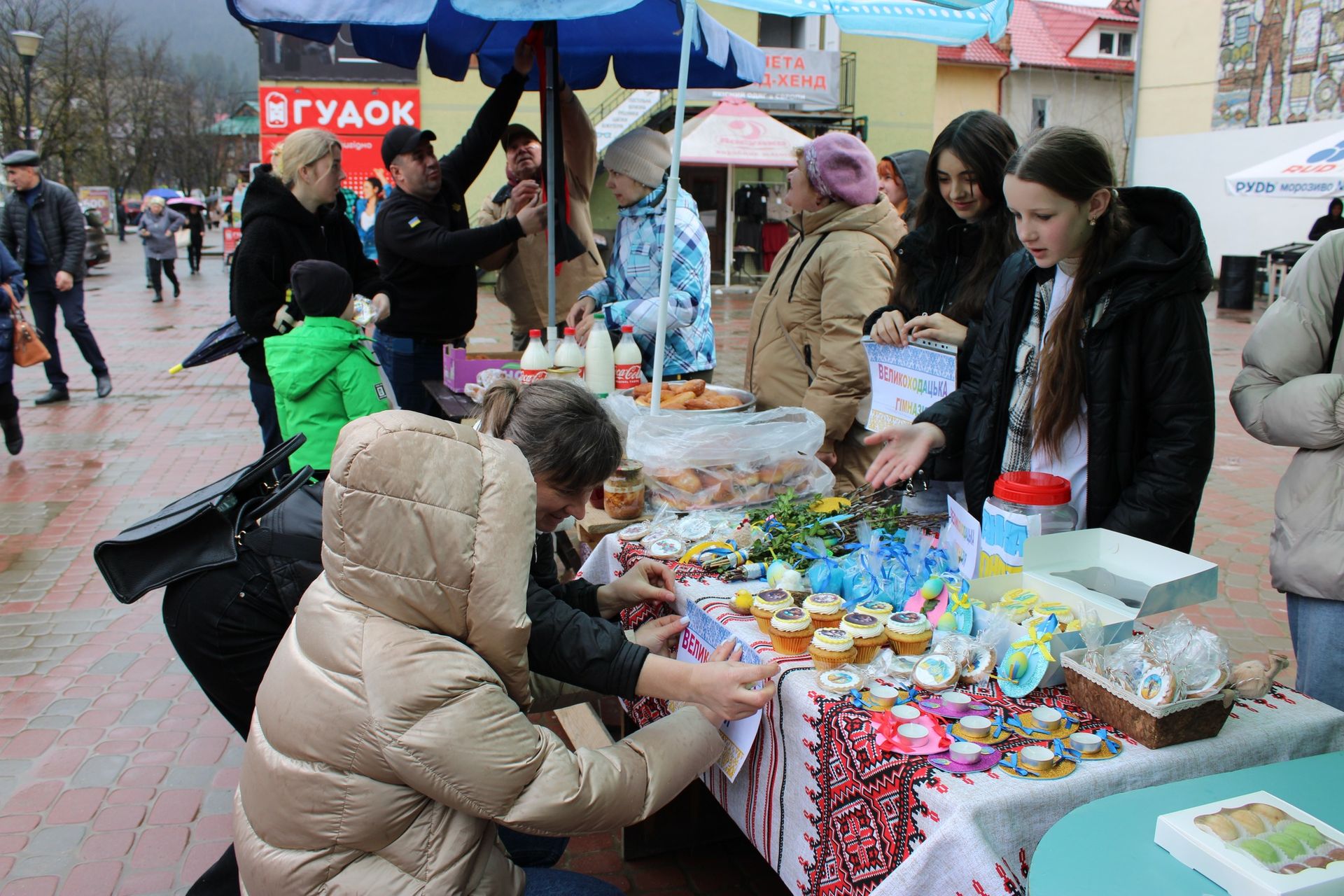 У Верховині на благодійному ярмарку зібрали 80 тис грн 4