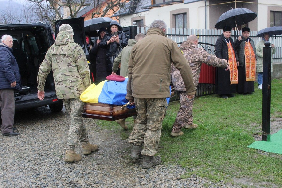 Делятинська громада "на щиті" зустріла полеглого воїна Андрія Луцика 3