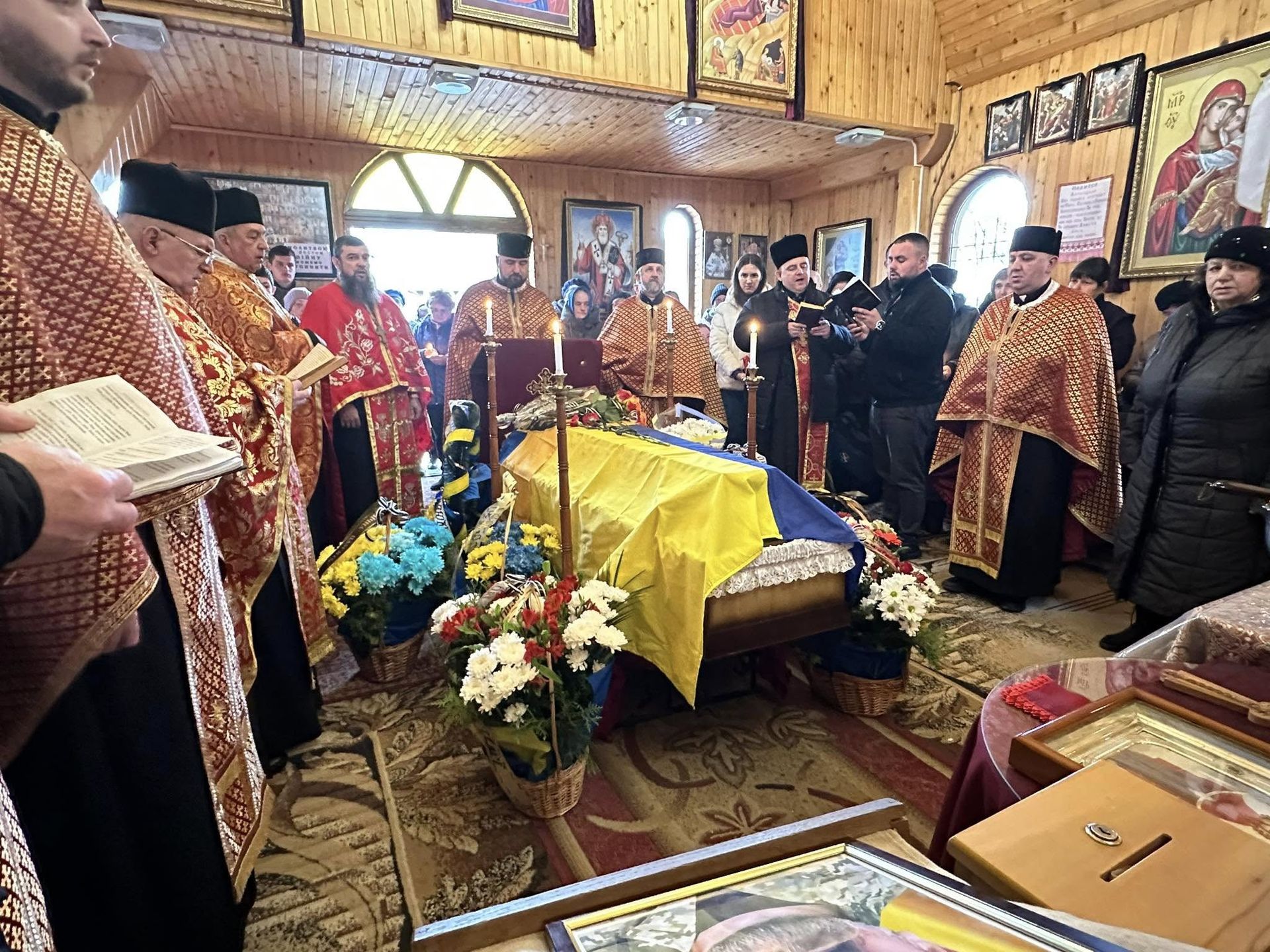 Надвірнянська громада попрощалась з Героєм Андрієм Черніковим 4