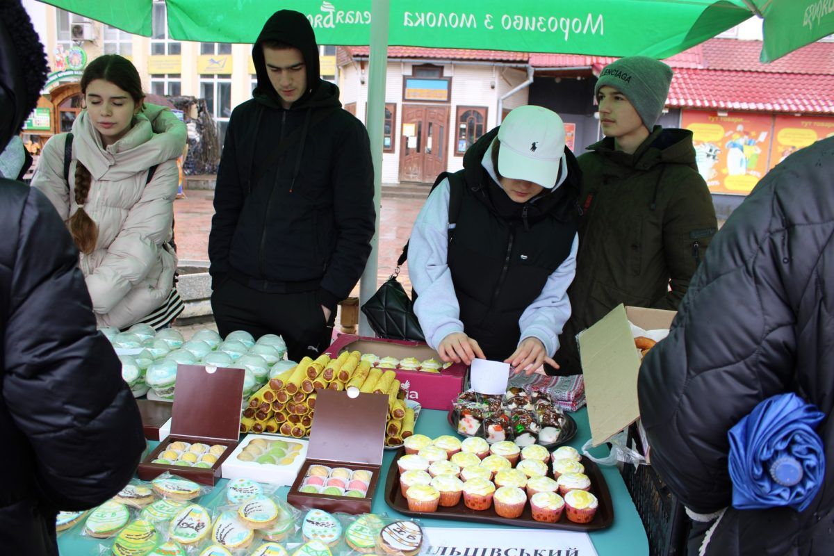 У Верховині на благодійному ярмарку зібрали 80 тис грн 11
