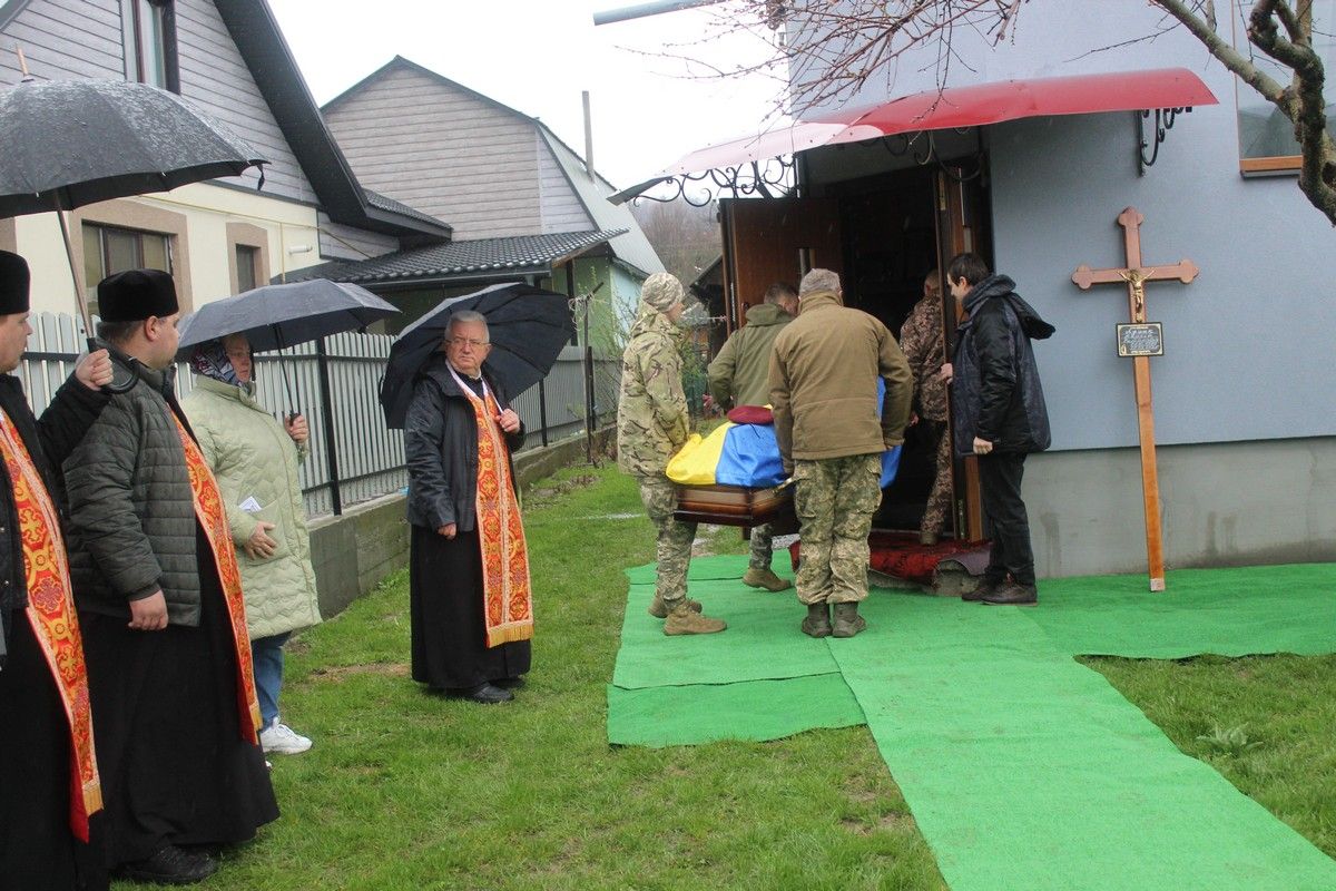 Делятинська громада "на щиті" зустріла полеглого воїна Андрія Луцика 4