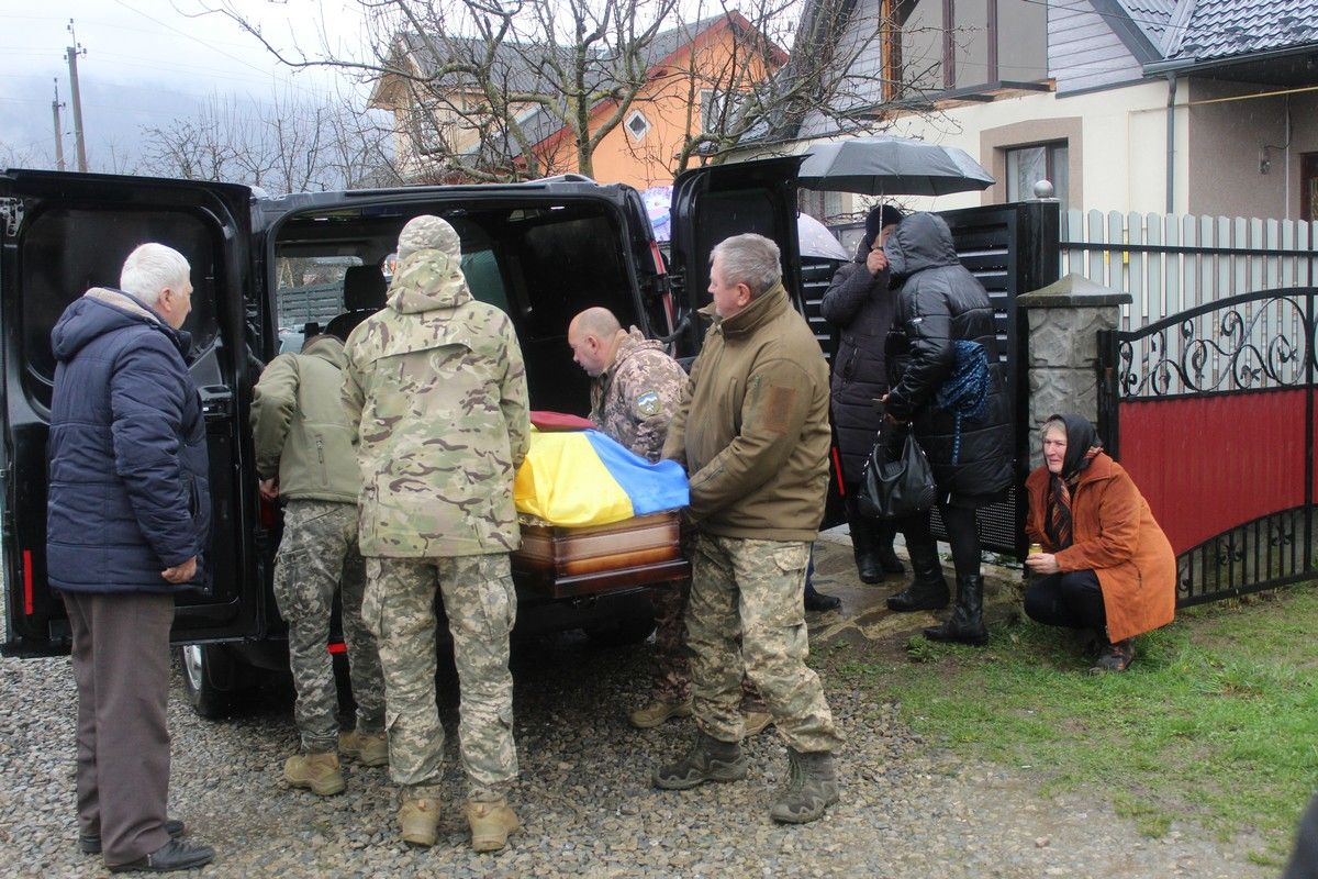 Делятинська громада "на щиті" зустріла полеглого воїна Андрія Луцика 5