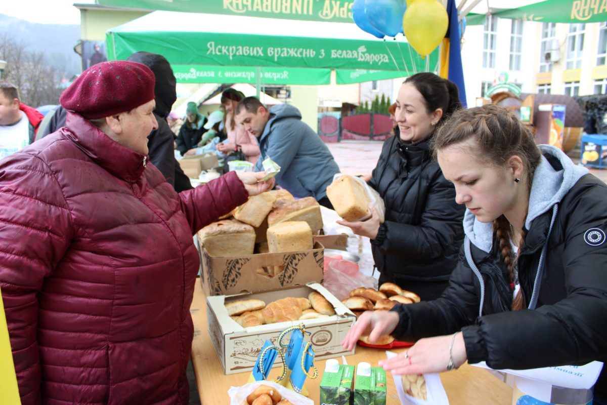 У Верховині на благодійному ярмарку зібрали 80 тис грн 18