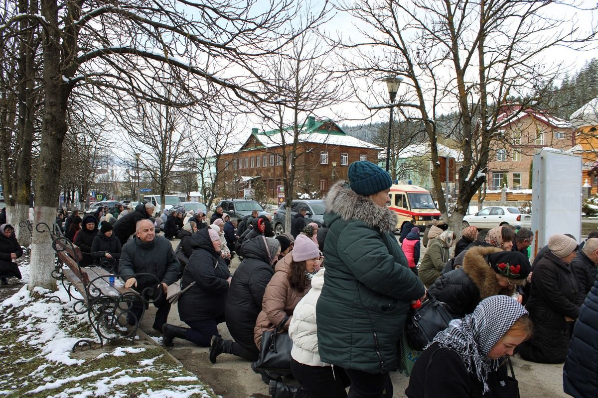 У Верховині віддали данину шани померлому військовослужбовцю Василю Кіцнаку 3
