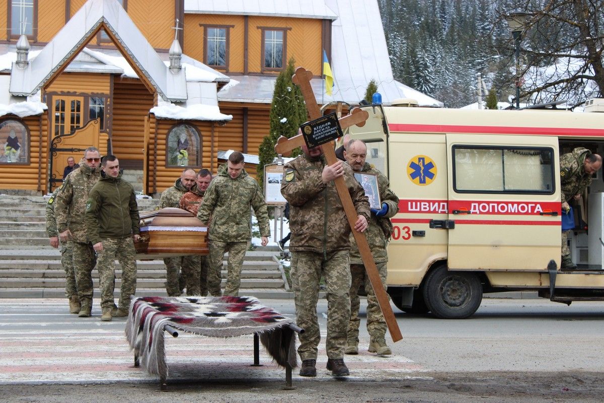 У Верховині віддали данину шани померлому військовослужбовцю Василю Кіцнаку 1