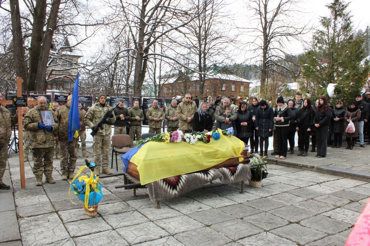 У Верховині віддали данину шани померлому військовослужбовцю Василю Кіцнаку 7