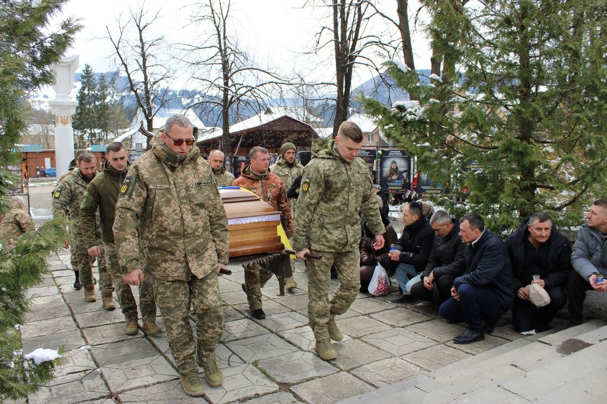 У Верховині віддали данину шани померлому військовослужбовцю Василю Кіцнаку 10