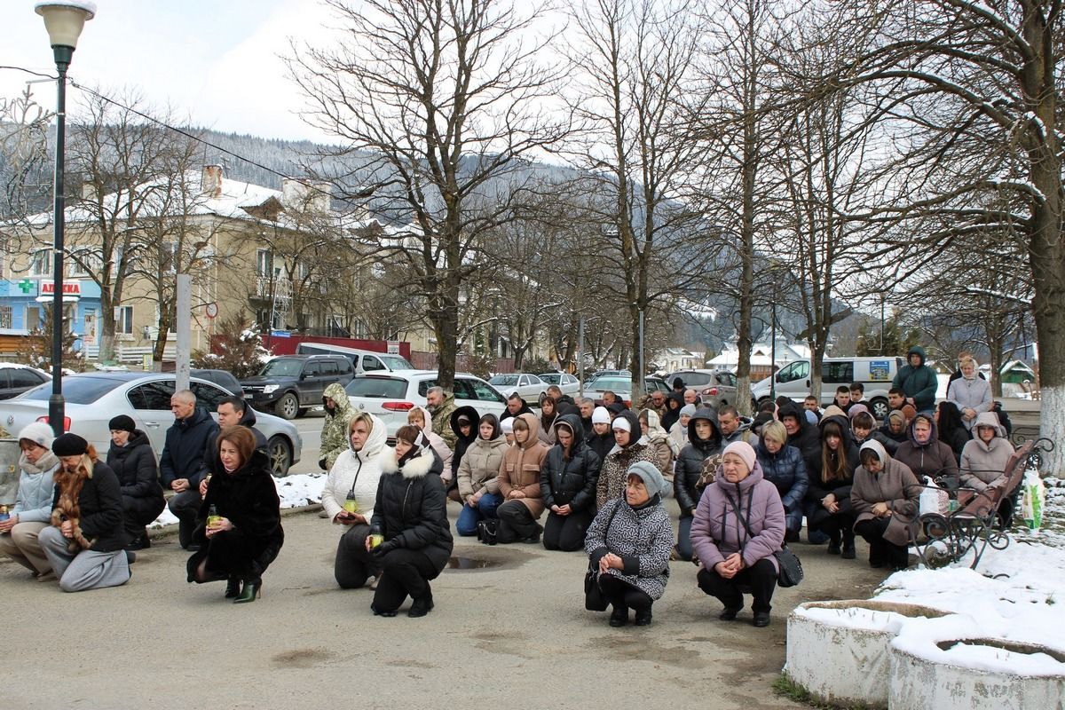 У Верховині віддали данину шани померлому військовослужбовцю Василю Кіцнаку 2