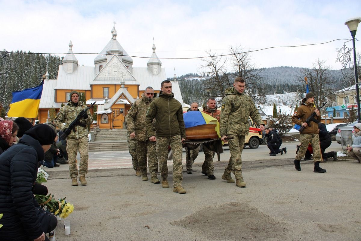 У Верховині віддали данину шани померлому військовослужбовцю Василю Кіцнаку 4