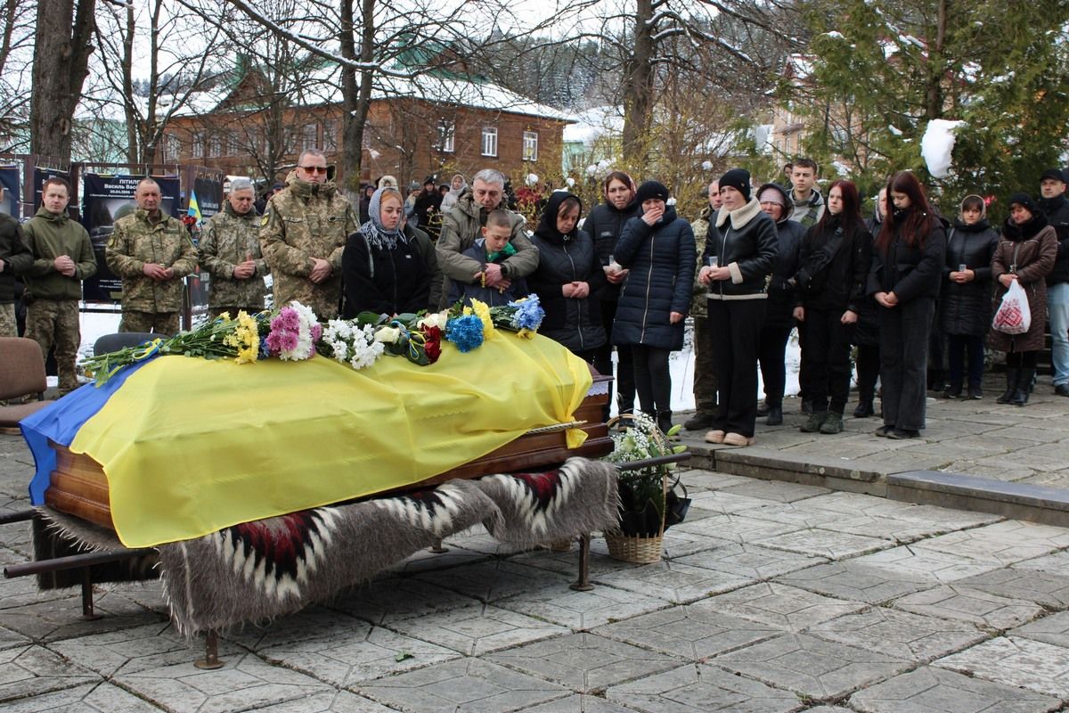 У Верховині віддали данину шани померлому військовослужбовцю Василю Кіцнаку 6