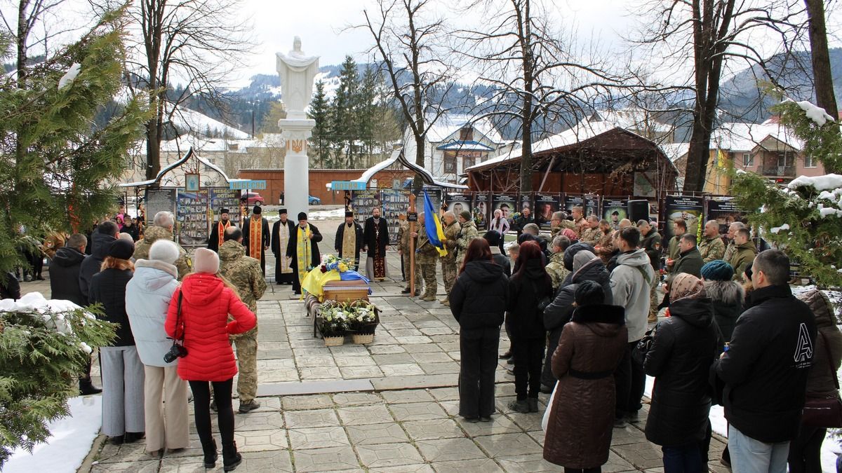 У Верховині віддали данину шани померлому військовослужбовцю Василю Кіцнаку