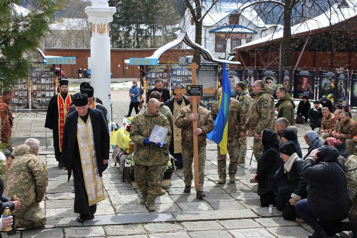 У Верховині віддали данину шани померлому військовослужбовцю Василю Кіцнаку 8