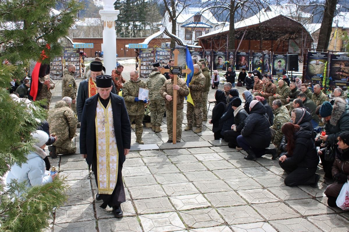 У Верховині віддали данину шани померлому військовослужбовцю Василю Кіцнаку 9