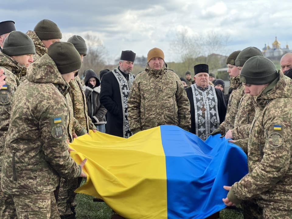 Назавжди 22: Отинійщина провела на вічний спочинок Героя Мар'яна Медика 9