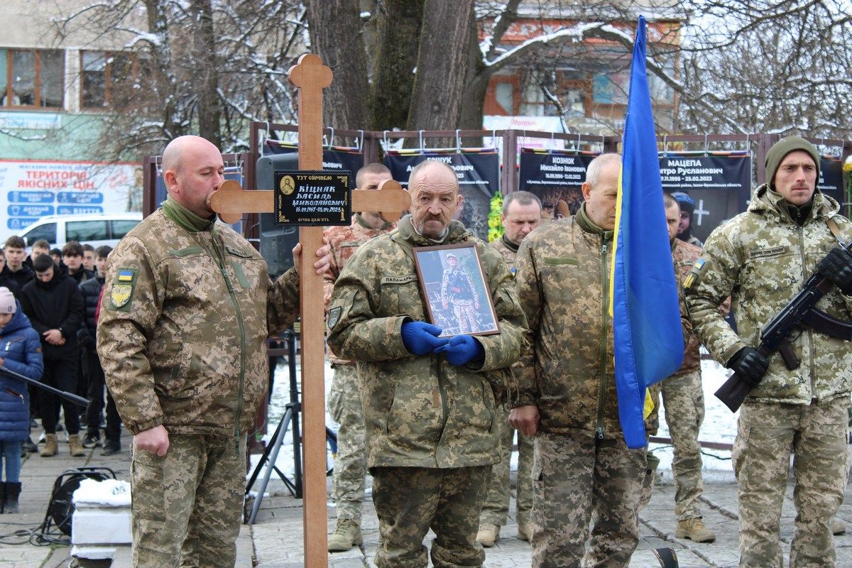 У Верховині віддали данину шани померлому військовослужбовцю Василю Кіцнаку 5