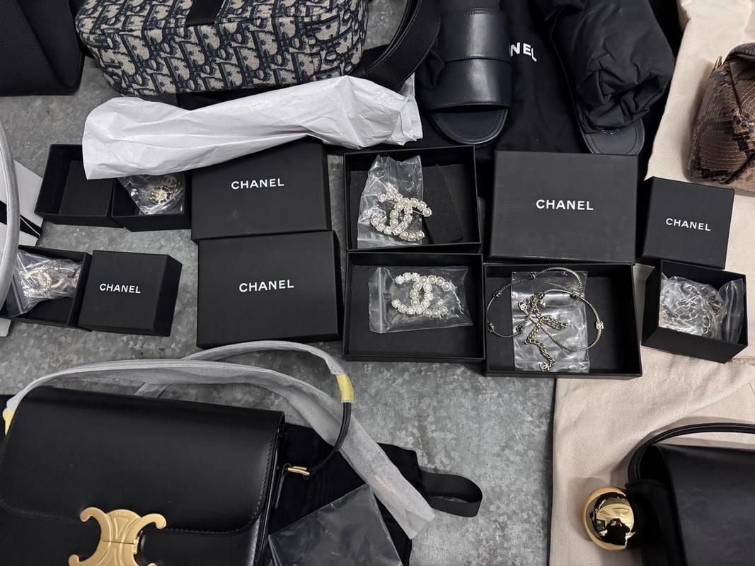 Прикарпатець заховав від митників брендові обновки та парфуми серед секонд-хенду 2