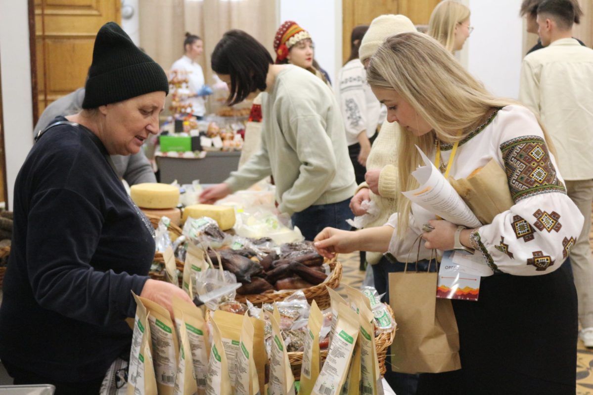 У Коломиї розпочався фольклорний фестиваль "Писанка" 13