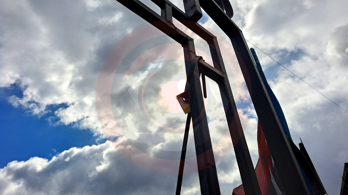 Шквальний вітер у Коломиї зірвав банер на меморіалі "Небесна Гвардія" 1