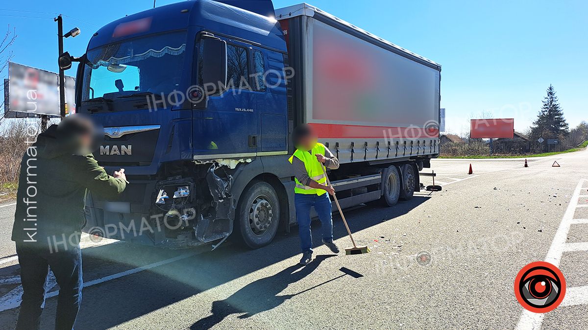 ДТП на об'їзній Коломиї: зіткнулися вантажівка та легковик 3