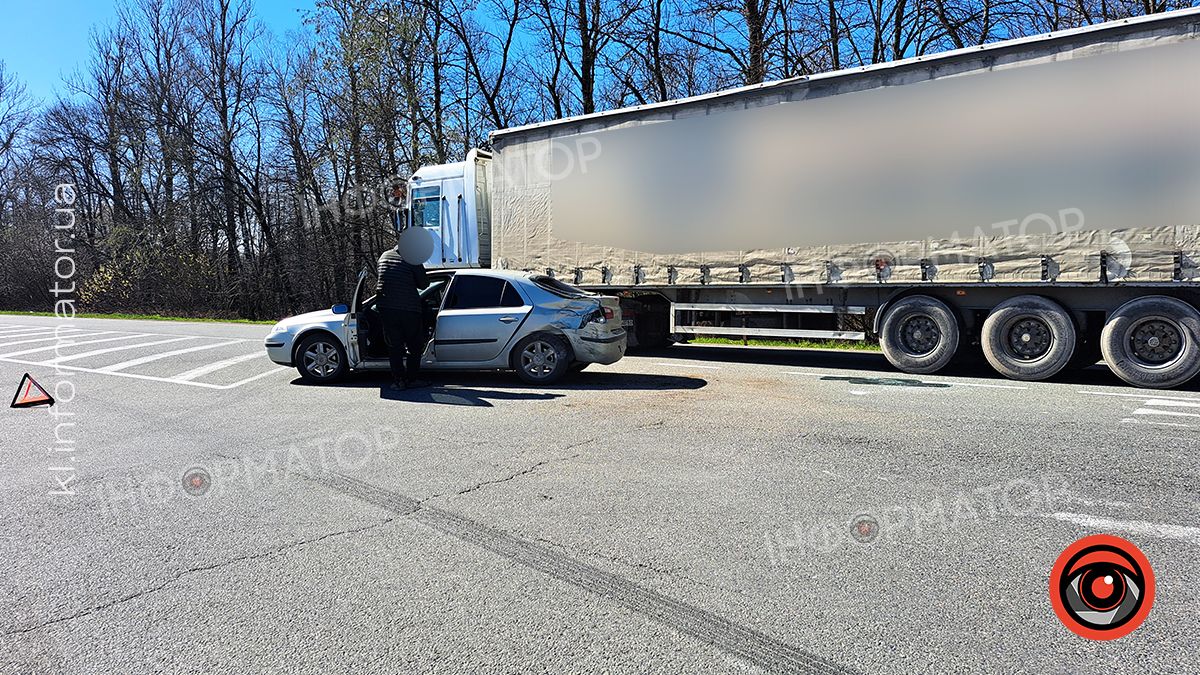 ДТП на об'їзній Коломиї: зіткнулися вантажівка та легковик 1