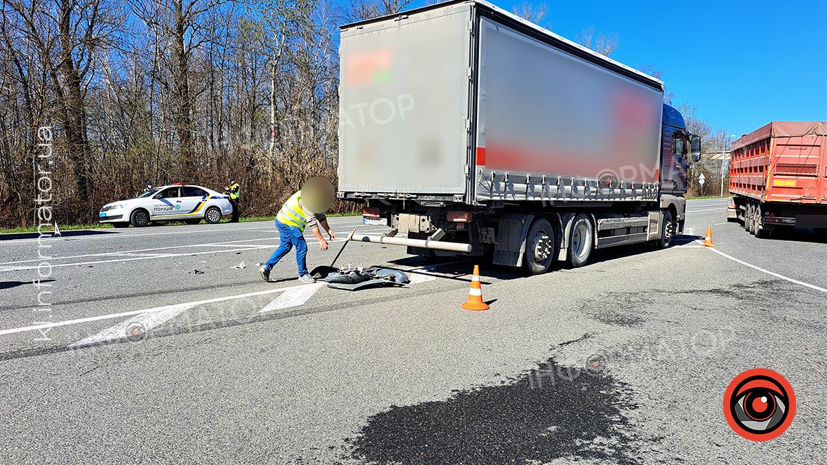 ДТП на об'їзній Коломиї: зіткнулися вантажівка та легковик 2