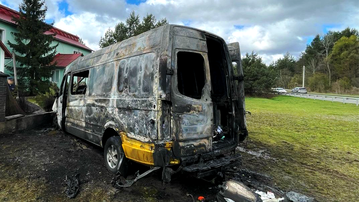 Загорілися мікроавтобуси: семеро прикарпатців постраждали у моторошній ДТП на Львівщині 2