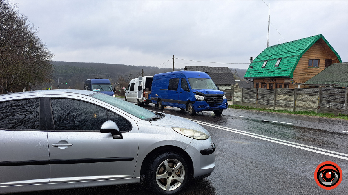 ДТП із постраждалими: легковик зіткнувся з мікроавтобусом 1