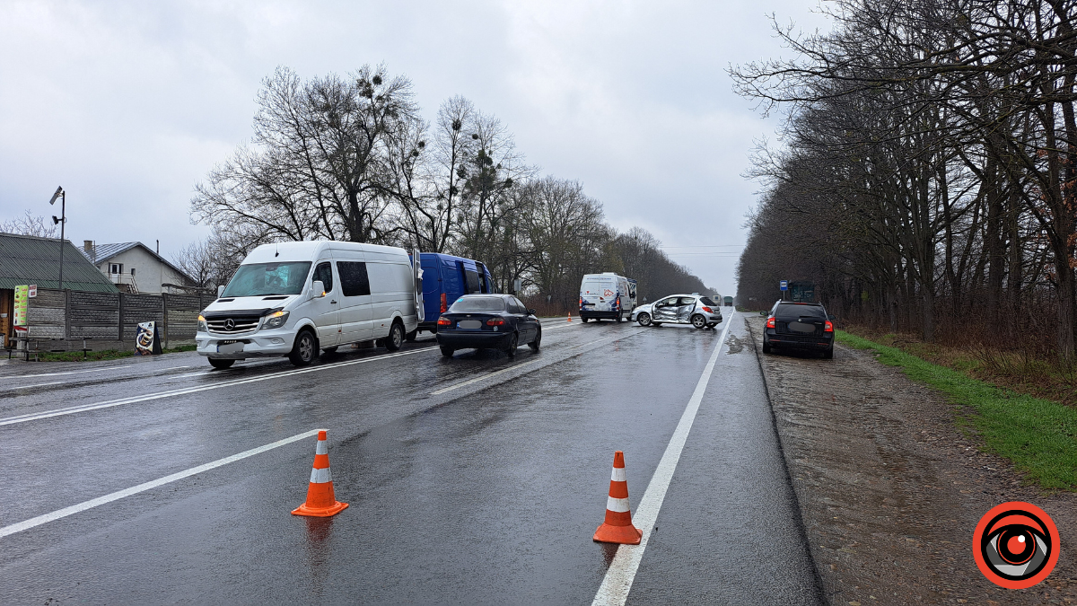 ДТП із постраждалими: легковик зіткнувся з мікроавтобусом 2