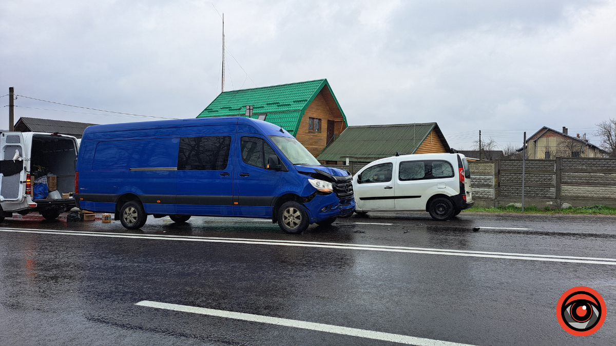 ДТП із постраждалими: легковик зіткнувся з мікроавтобусом 4