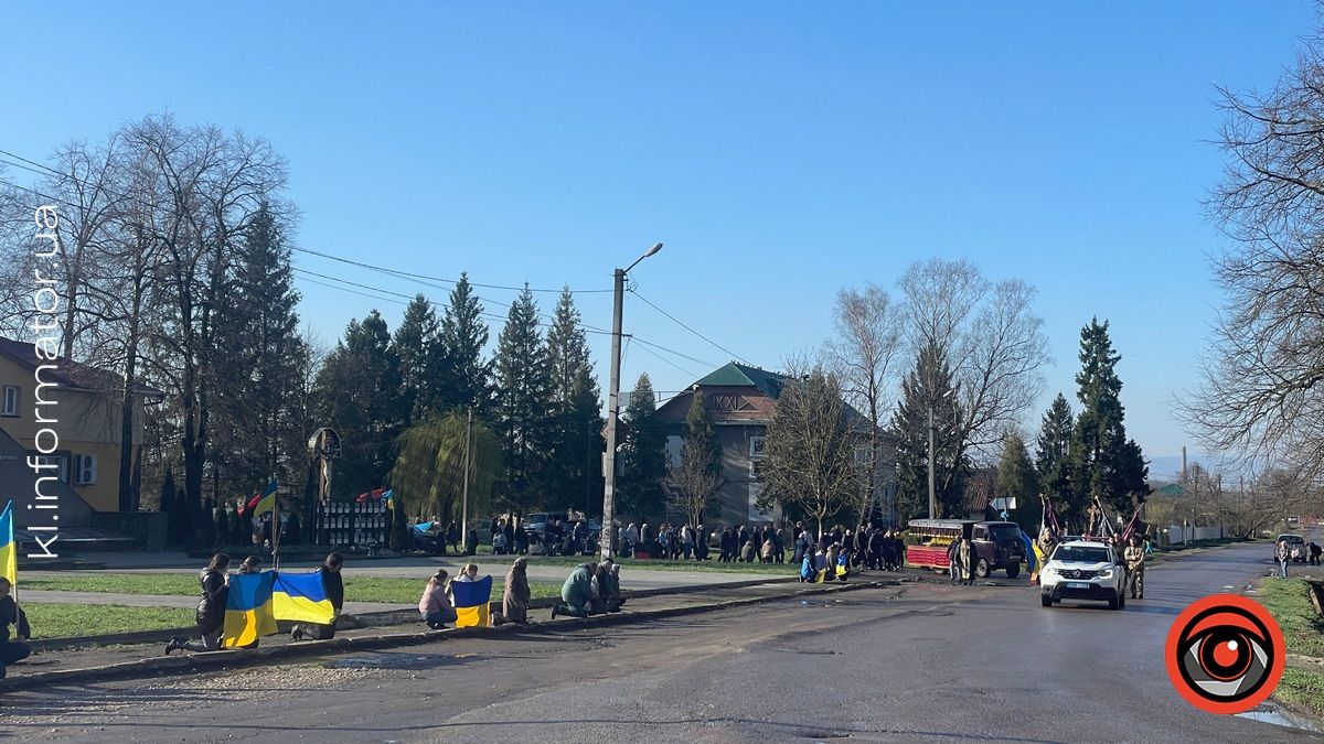 У П'ядиках на колінах зустрічали померлого воїна Дмитра Марціновського 1