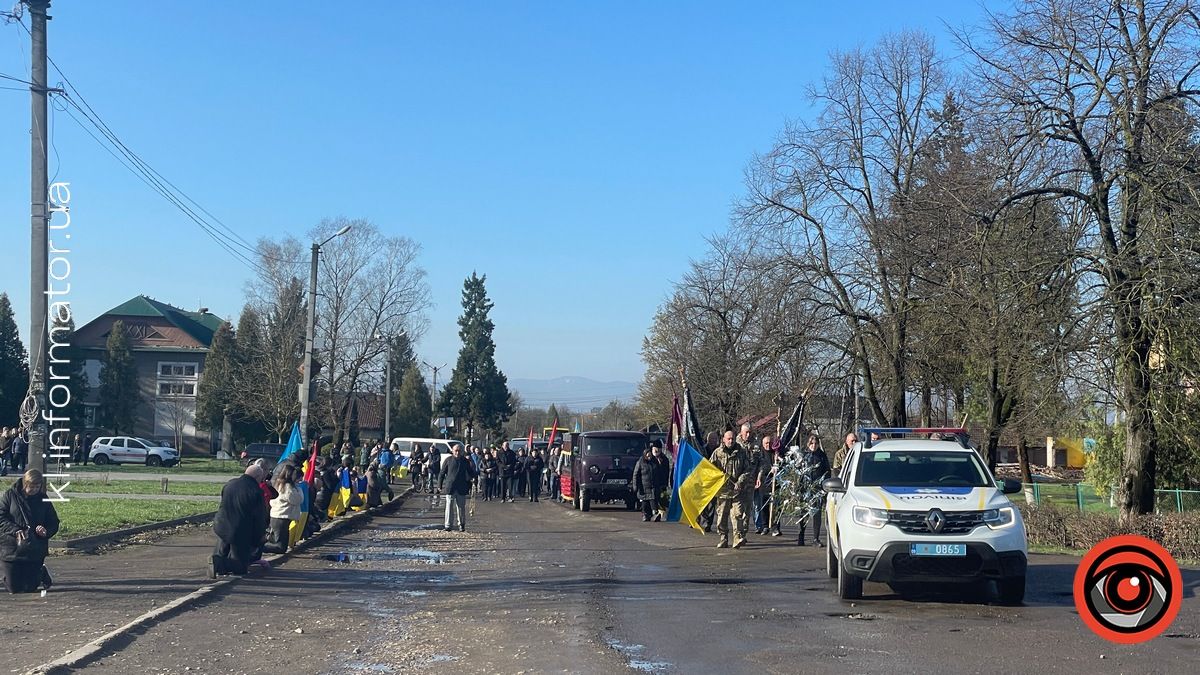 У П'ядиках на колінах зустрічали померлого воїна Дмитра Марціновського 2