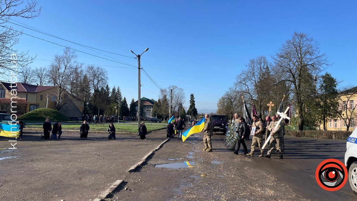 У П'ядиках на колінах зустрічали померлого воїна Дмитра Марціновського 3