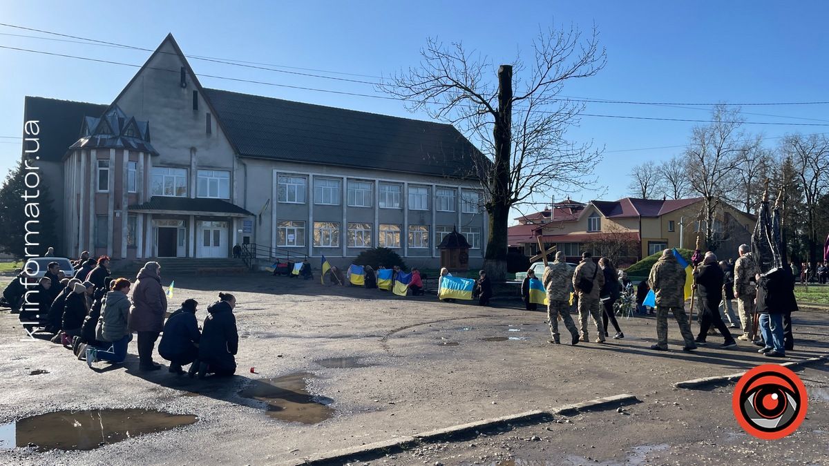 У П'ядиках на колінах зустрічали померлого воїна Дмитра Марціновського 4
