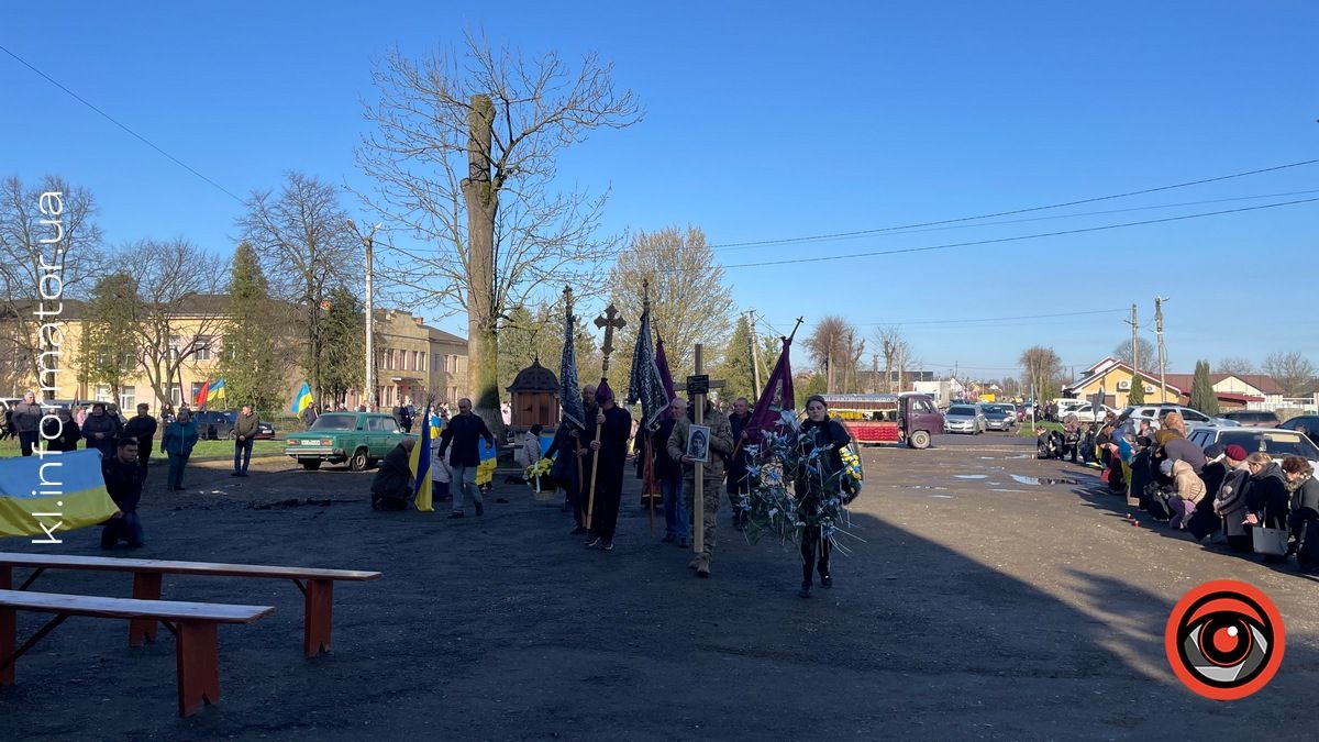 У П'ядиках на колінах зустрічали померлого воїна Дмитра Марціновського 5