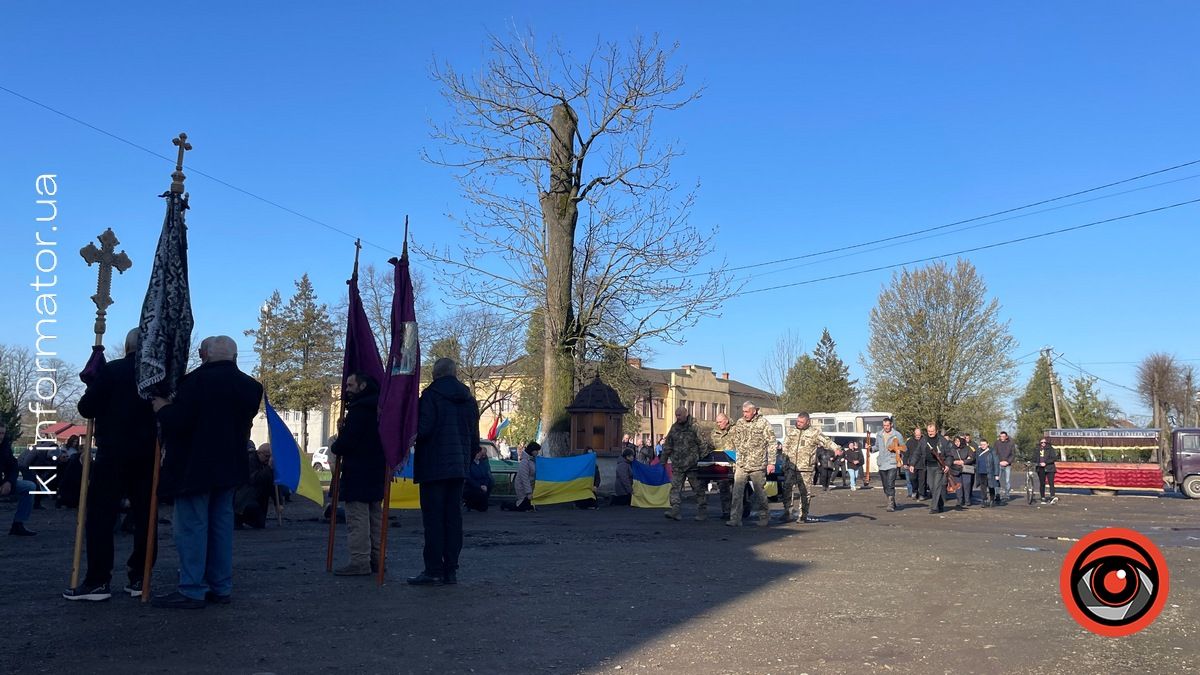 У П'ядиках на колінах зустрічали померлого воїна Дмитра Марціновського 6