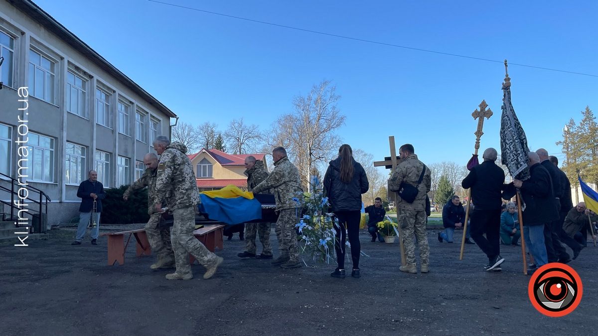 У П'ядиках на колінах зустрічали померлого воїна Дмитра Марціновського 7