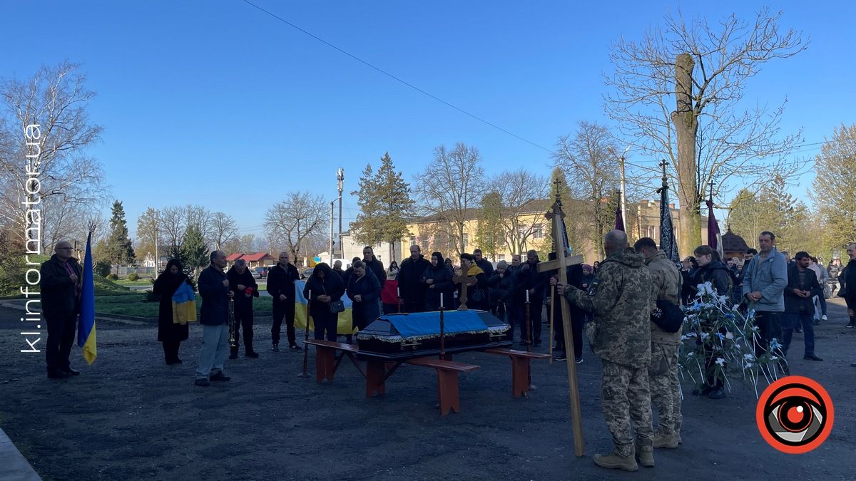 У П'ядиках на колінах зустрічали померлого воїна Дмитра Марціновського 8