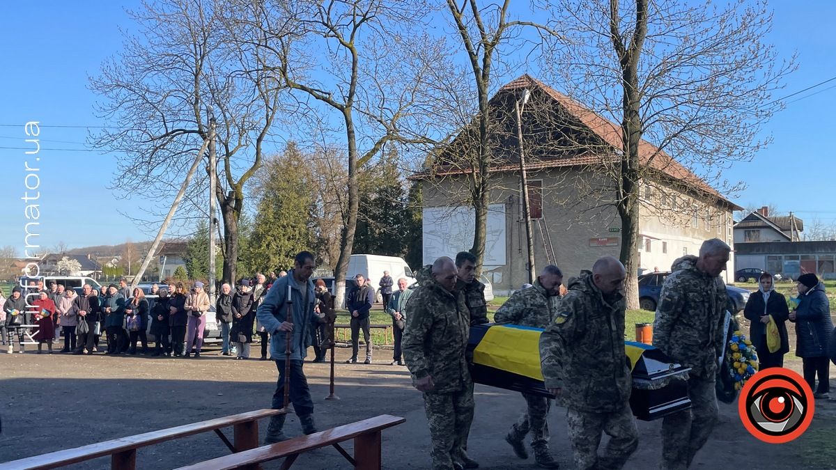 У П'ядиках на колінах зустрічали померлого воїна Дмитра Марціновського 9