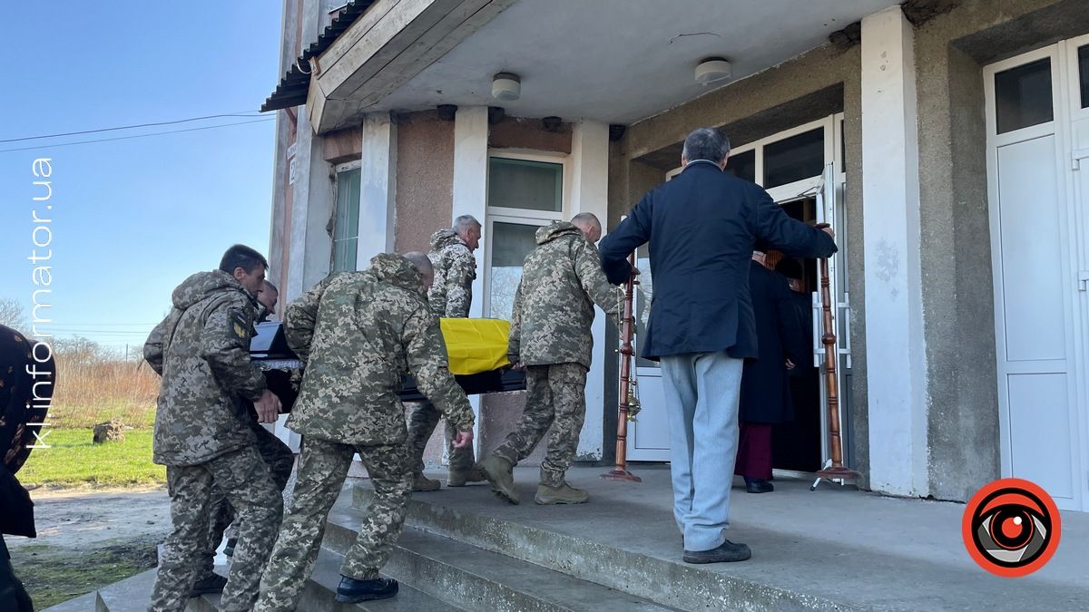 У П'ядиках на колінах зустрічали померлого воїна Дмитра Марціновського 10