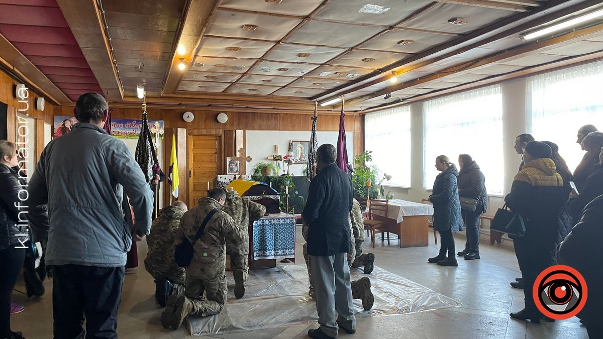 У П'ядиках на колінах зустрічали померлого воїна Дмитра Марціновського 11