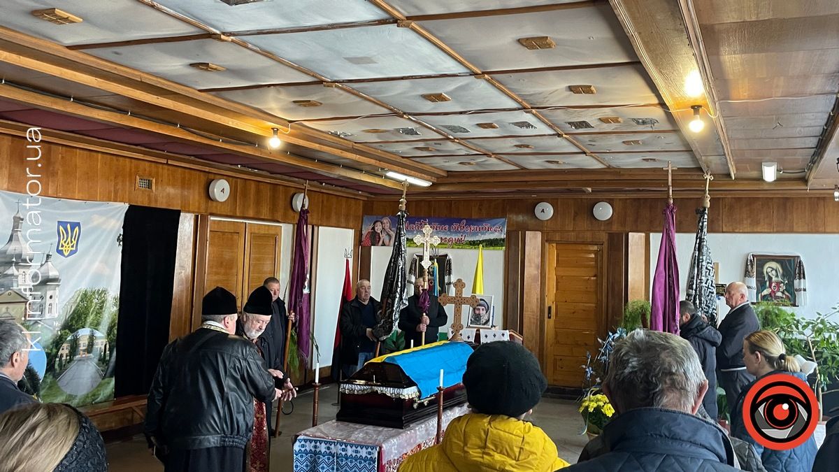 У П'ядиках на колінах зустрічали померлого воїна Дмитра Марціновського 12