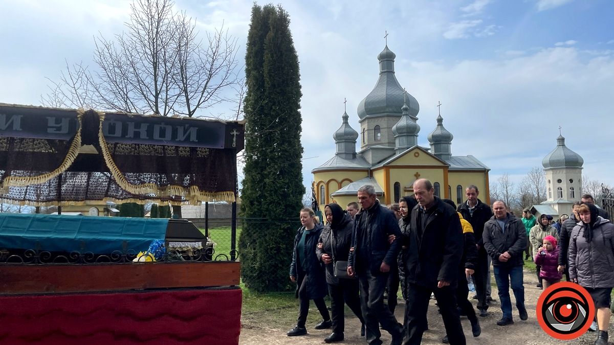 П'ядицька громада провела в останню путь молодого воїна Дмитра Марціновського 10