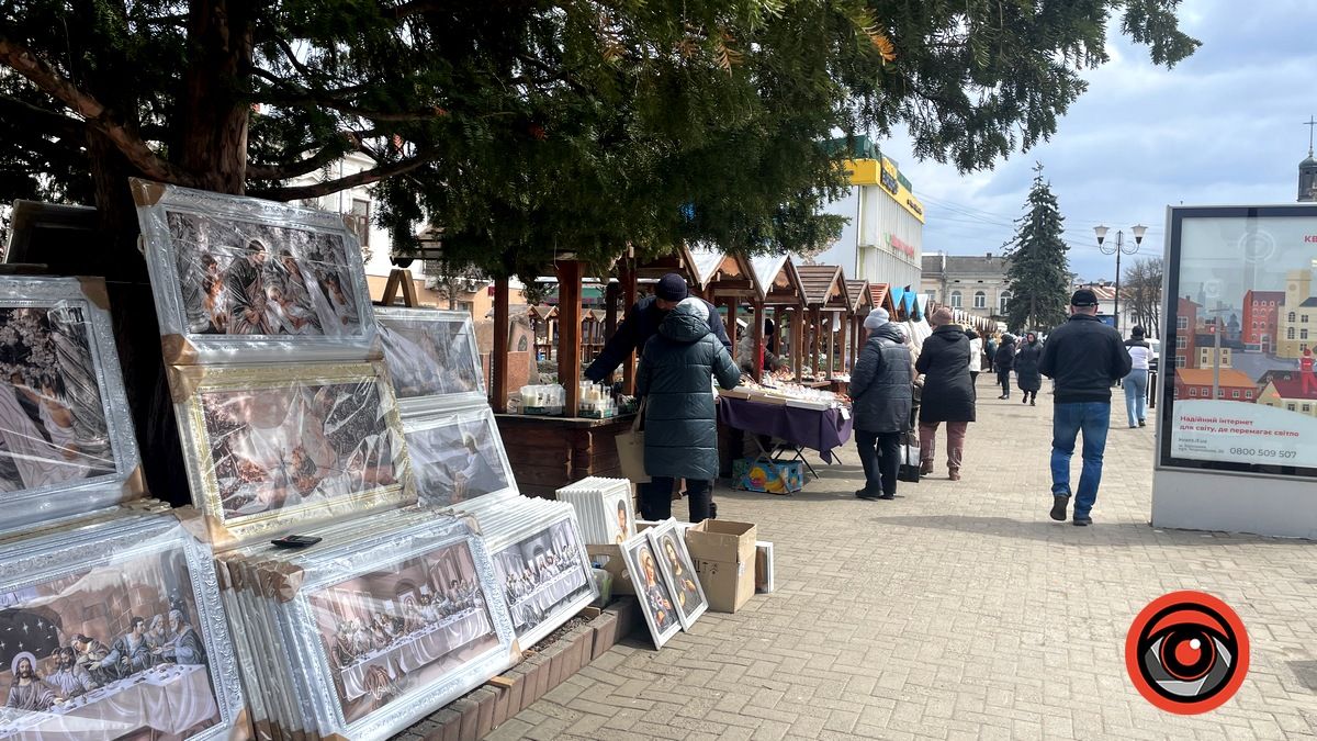 Сила-силенна пасхального краму: у центрі Коломиї розгорнули Великодній ярмарок 14
