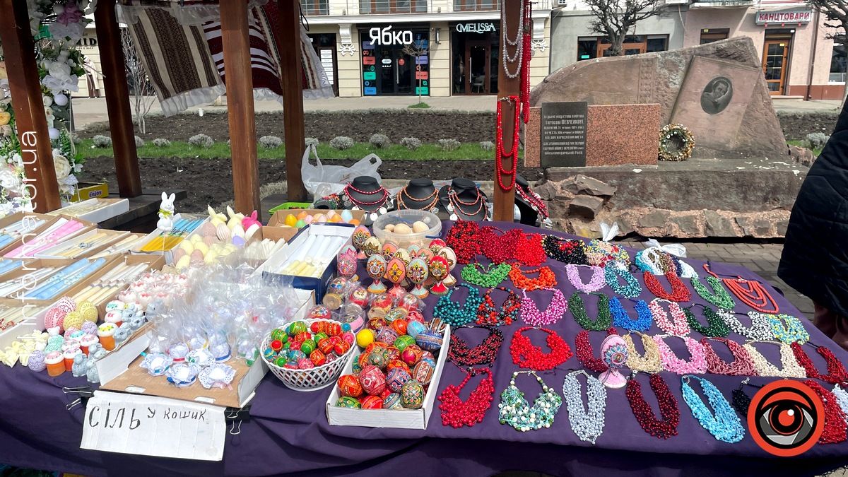 Сила-силенна пасхального краму: у центрі Коломиї розгорнули Великодній ярмарок 13