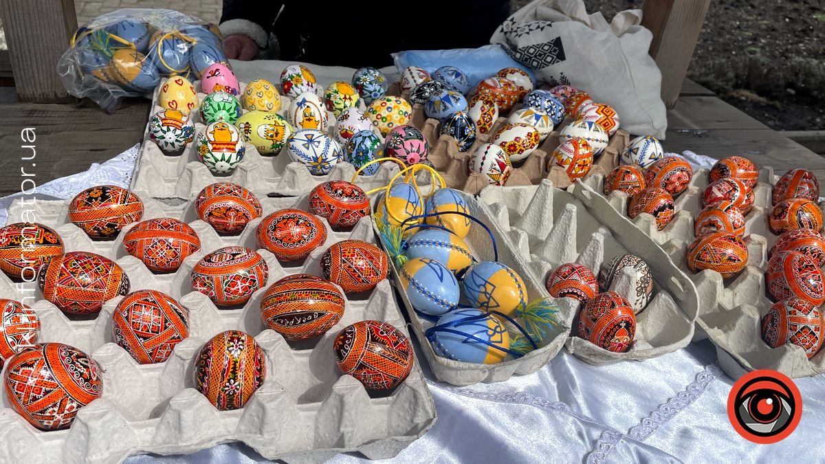 Сила-силенна пасхального краму: у центрі Коломиї розгорнули Великодній ярмарок 4