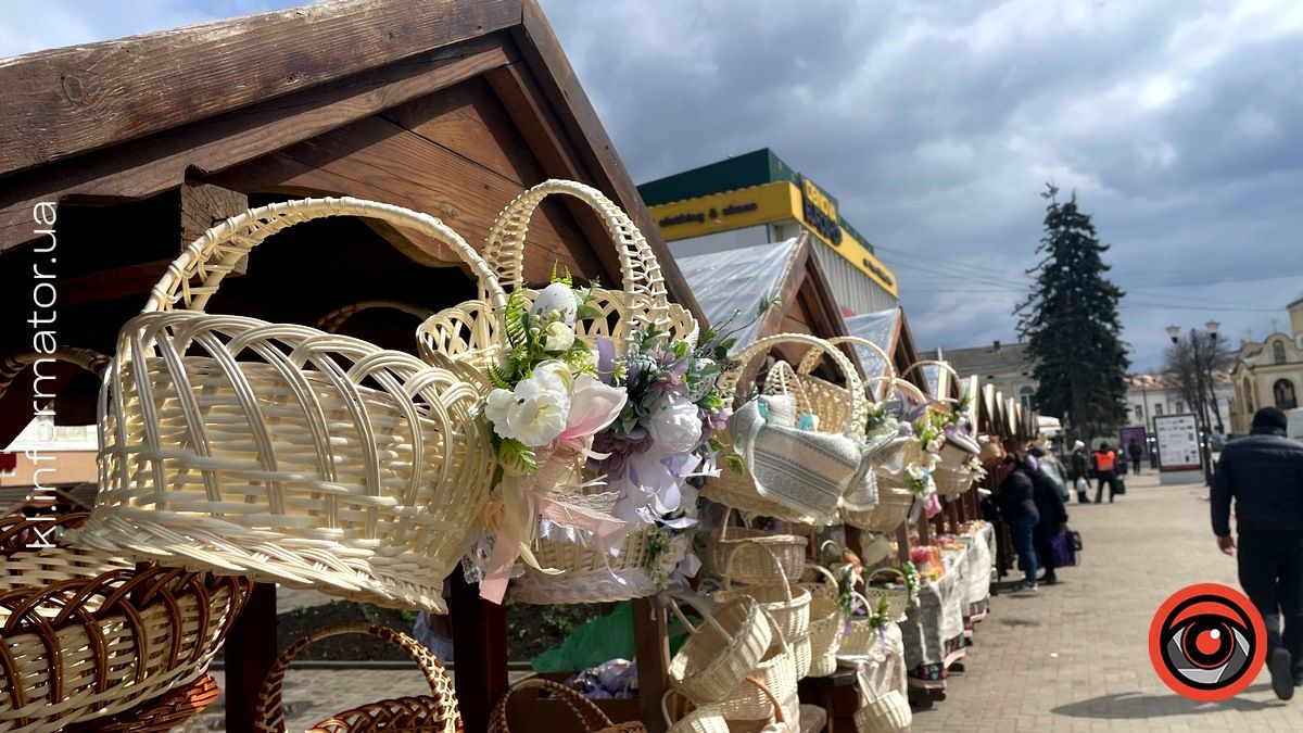 Сила-силенна пасхального краму: у центрі Коломиї розгорнули Великодній ярмарок 1