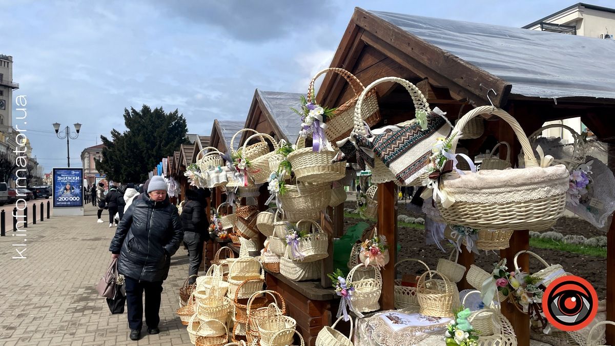 Сила-силенна пасхального краму: у центрі Коломиї розгорнули Великодній ярмарок 12