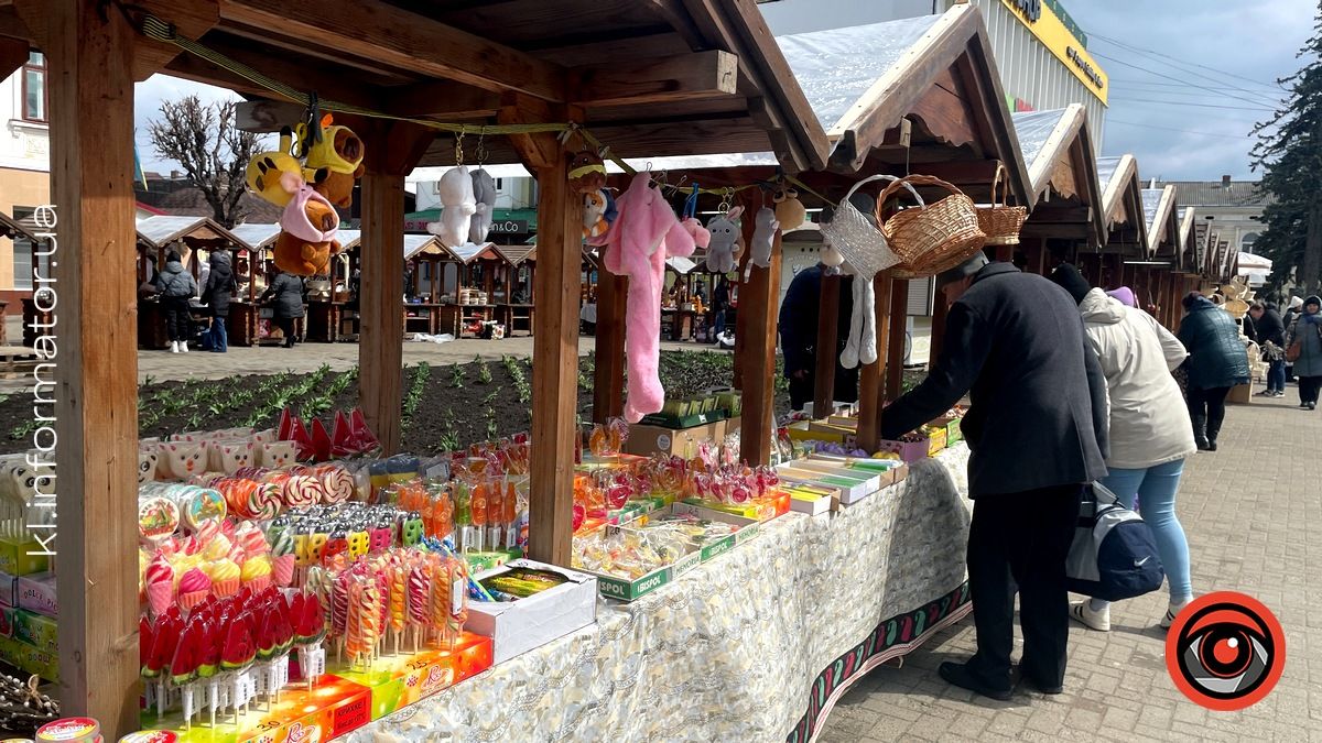 Сила-силенна пасхального краму: у центрі Коломиї розгорнули Великодній ярмарок 11