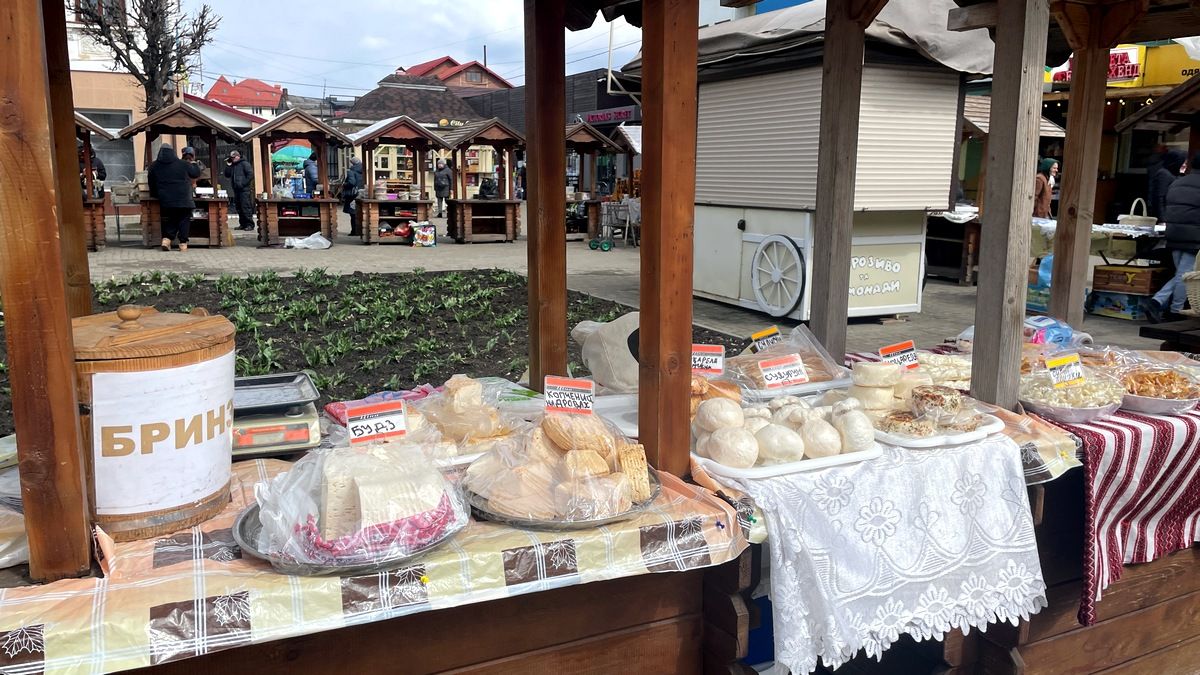 Сила-силенна пасхального краму: у центрі Коломиї розгорнули Великодній ярмарок 9